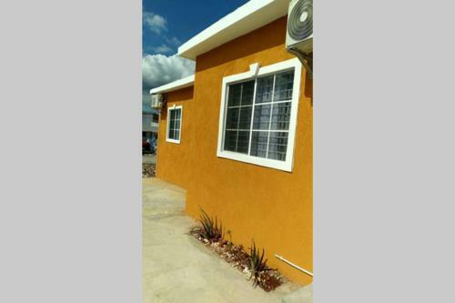 Home -felt Two Bedroom Vacation Home In Portmore