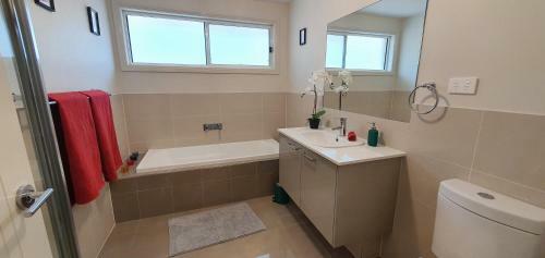 Rural Retreat Within A 5 Minute Drive To Beaches And Cbd.