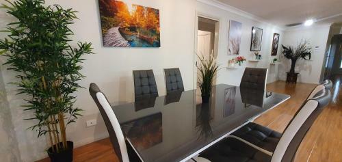 Rural Retreat Within A 5 Minute Drive To Beaches And Cbd.