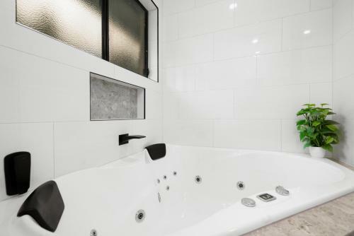 Casa On Cedar - Large 5 Star Luxury Home