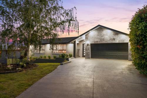 Casa On Cedar - Large 5 Star Luxury Home