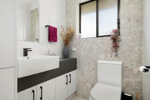 Casa On Cedar - Large 5 Star Luxury Home