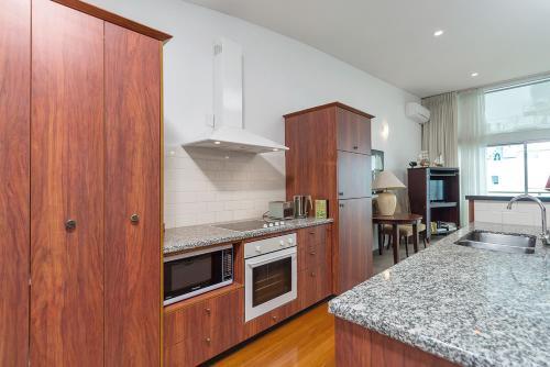 Qv Split Level Waterfront Apartment - 338