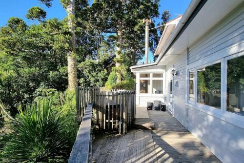 The Kauri Retreat With Sea Views - Spa Pool
