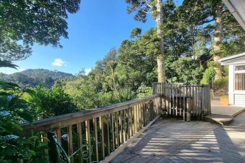 The Kauri Retreat With Sea Views - Spa Pool