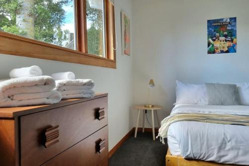 The Kauri Retreat With Sea Views - Spa Pool