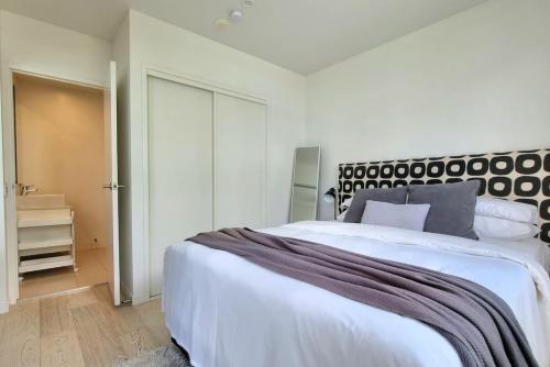 Marina View Apartment In The Viaduct-pool,spa-gym