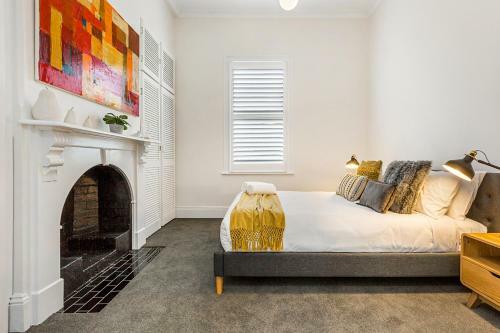 'gladstone' Only Minutes Walk To The Bendigo Train Station!