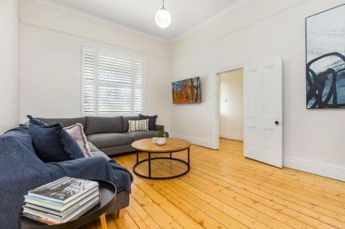 'gladstone' Only Minutes Walk To The Bendigo Train Station!