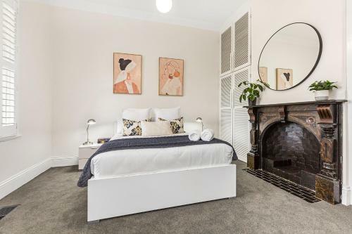 'gladstone' Only Minutes Walk To The Bendigo Train Station!