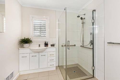 'gladstone' Only Minutes Walk To The Bendigo Train Station!