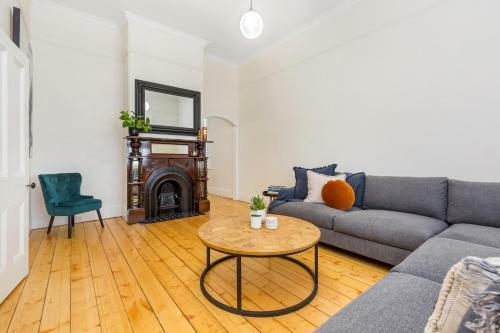 'gladstone' Only Minutes Walk To The Bendigo Train Station!