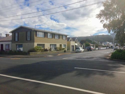 Hostal Big & Bright Guest House