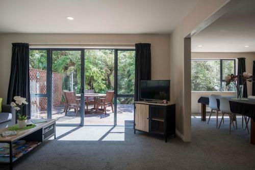 Apartamento Six Kamahi Guest House & Studio Unit