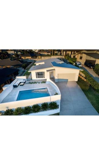 Hamilton Family Home With Pool