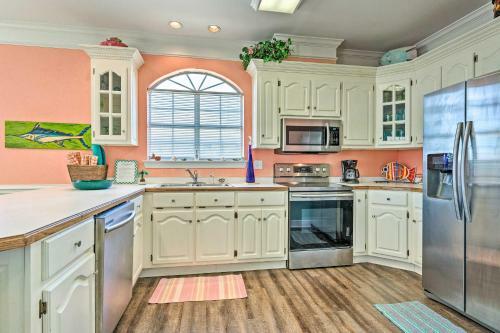 Bright Pastel Island Home With Sunset View And Grill!
