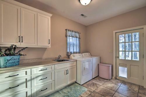 Charming Florence Home With Fireplace And Grill!