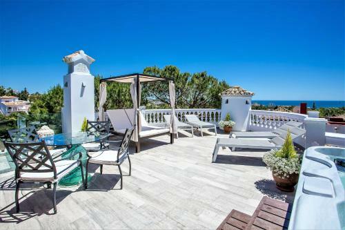 Luxury Villa With Swimming Pool And Jacuzzi