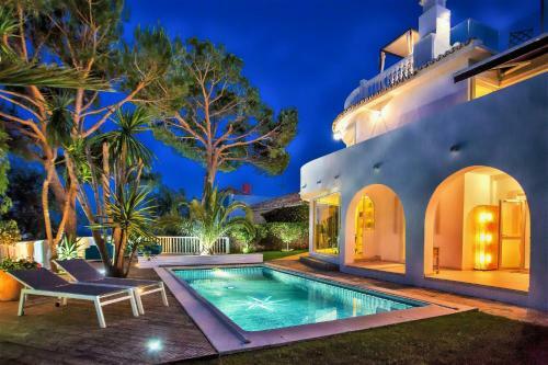 Luxury Villa With Swimming Pool And Jacuzzi