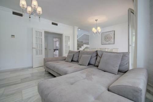 3 Bed Modern House Marbella - Direct Pool Access