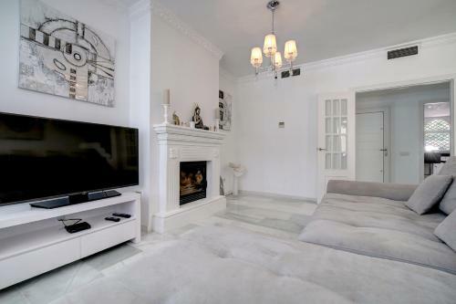 3 Bed Modern House Marbella - Direct Pool Access
