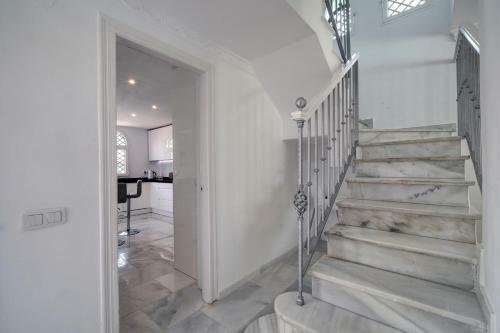 3 Bed Modern House Marbella - Direct Pool Access