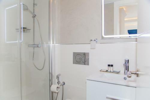 Hostal Seven Golden Mile