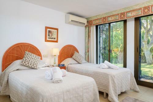 Villa With Private Pool And Garden In Marbella