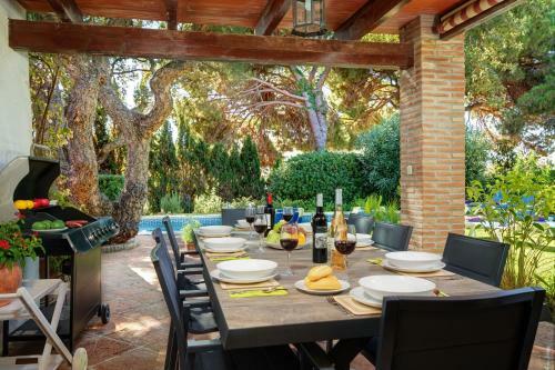 Villa With Private Pool And Garden In Marbella