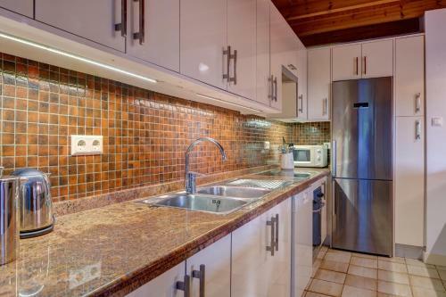Villa With Private Pool And Garden In Marbella