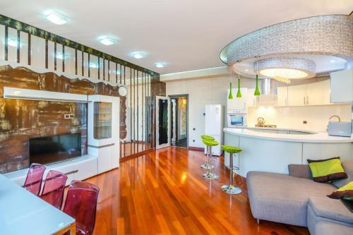 Deluxe Apartment On Tarqovu Centr