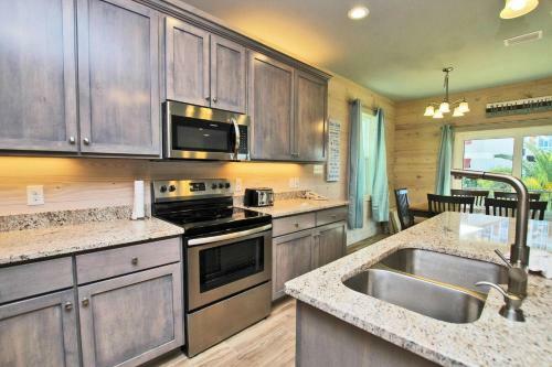 Romeo Beach By Youngs Suncoast