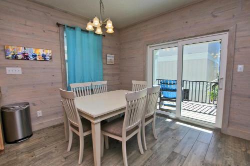 Romeo Beach By Youngs Suncoast