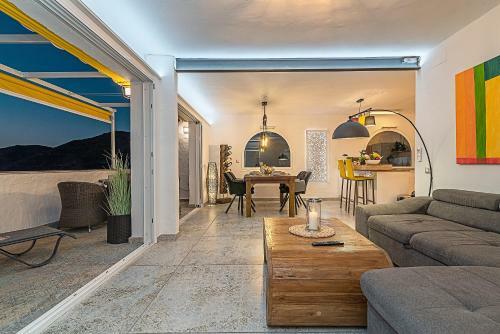Mogan Luxury Apartment, Sea Views, Jacuzzi And Sauna.