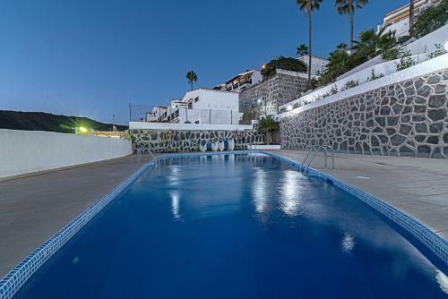 Mogan Luxury Apartment, Sea Views, Jacuzzi And Sauna.