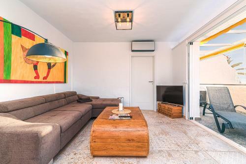 Mogan Luxury Apartment, Sea Views, Jacuzzi And Sauna.