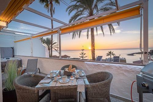 Mogan Luxury Apartment, Sea Views, Jacuzzi And Sauna.