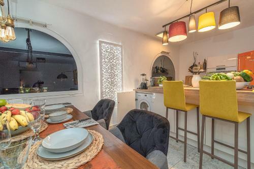 Mogan Luxury Apartment, Sea Views, Jacuzzi And Sauna.