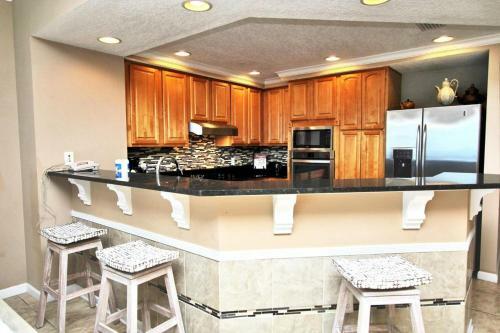 Colonnades 1202 By Youngs Suncoast