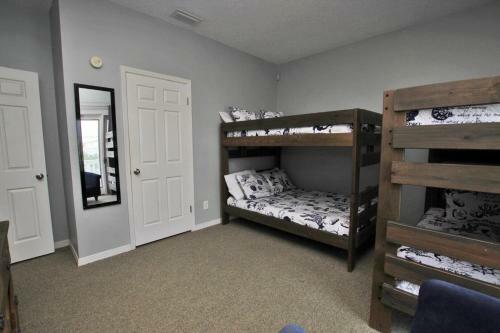 Marilyns Cottage By Youngs Suncoast