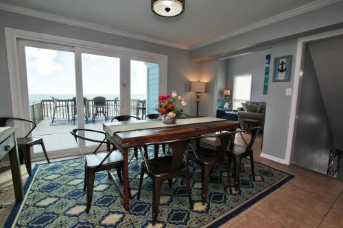 Marilyns Cottage By Youngs Suncoast