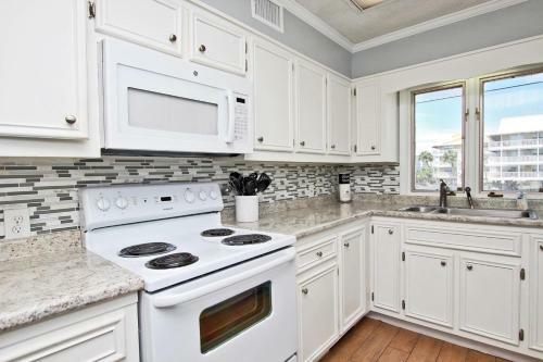 Marilyns Cottage By Youngs Suncoast