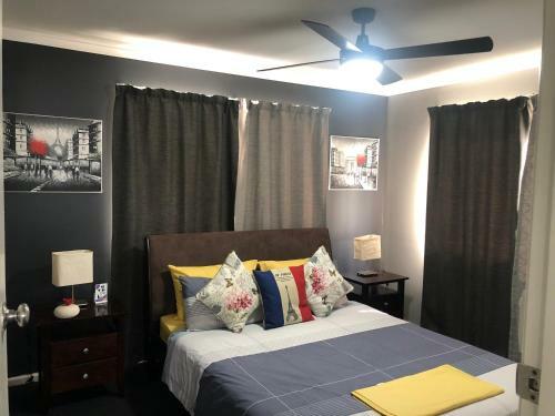 3 Bedroom Unit Upstairs- In A Hi-set Home