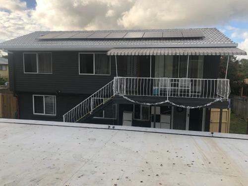 3 Bedroom Unit Upstairs- In A Hi-set Home