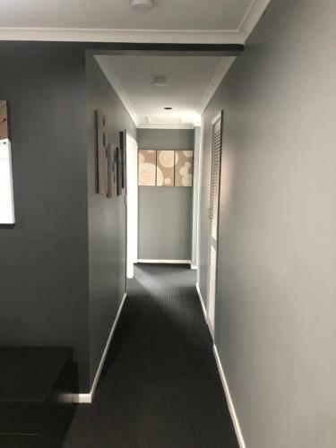 3 Bedroom Unit Upstairs- In A Hi-set Home