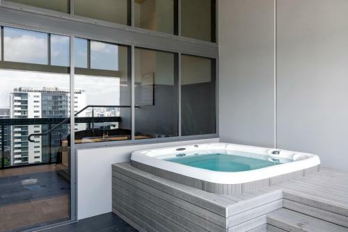 Brisbane One 3 Beds Apartments