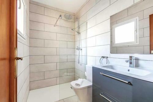 3383 Villa Encina