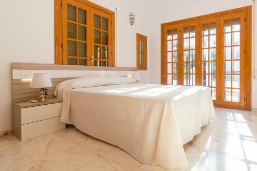Villa Con Piscina En N�jar