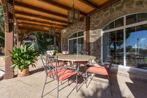 Villa Con Piscina En N�jar