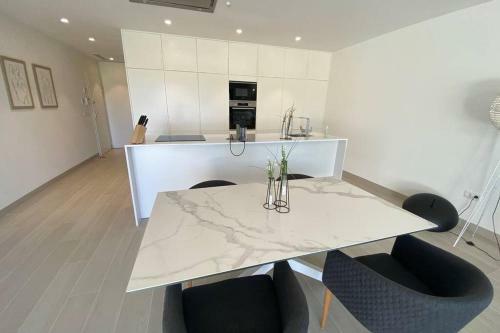 Hinojotwentyone - Luxury Las Colinas Two Bed Apartment